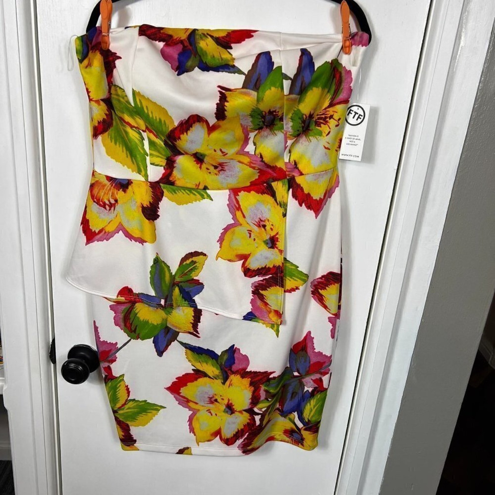 Fashion To Figure Strapless Floral Peplum Dress White Tropical Print Size 1x Nwt — image 2 of 8